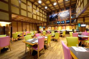 una sala da pranzo con tavoli e sedie in un ristorante di Capitol Hotel Jumeirah Dubai a Dubai