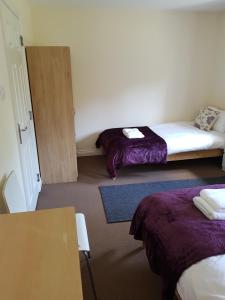 ein Hotelzimmer mit 2 Betten und einem Tisch in der Unterkunft Livingston 4 bedroom townhouse in Livingston