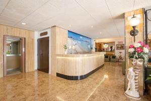 una hall con reception in ospedale di Hotel Sultán a Can Picafort Altre 22 foto
