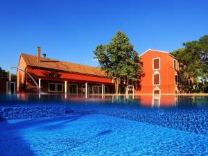 Bazén v ubytování Hotel Villa Donat nebo v jeho okolí