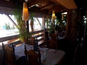 Reštaurácia alebo iné gastronomické zariadenie v ubytovaní Hostal Sierra De Baza