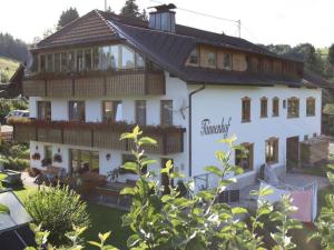 IbachにあるHaus Tannenhofの看板が貼られた白い大きな建物