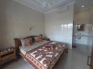 1 dormitorio con 1 cama en una habitación en Rumah Ary Homestay & Spa, en Ubud