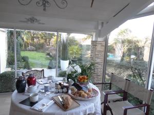 a table with a bowl of fruit on it at Cote jardin in Hontanx