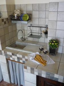 - un comptoir de cuisine avec un évier et une baignoire dans l'établissement Cascina Sant'Eufemia, à Sinio