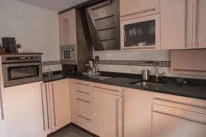 Кухня или мини-кухня в Vut Duplex La Puebla Parking gratis
