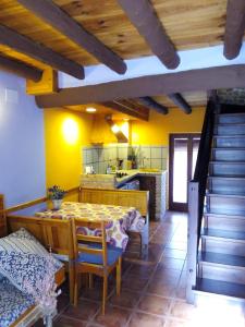 a kitchen and dining room with a table and chairs at La caseta de Pedris in Valderrobres