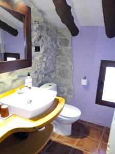 uma casa de banho com um lavatório e um WC em La caseta de Pedris em Valderrobres