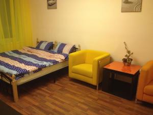 モスクワにあるСовременная квартира с Евроремонтомのベッドルーム1室(ベッド1台、黄色い椅子付)