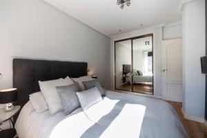 Voodi või voodid majutusasutuse Premium Luxury City Center Madrid - Alojamiento de Temporada toas +23 fotot