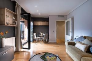 salon z kanapą i stołem w obiekcie Premium luxury city center apartment w Madrycie