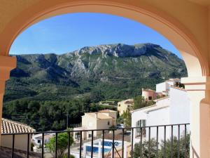 een balkon met uitzicht op een berg bij Belvilla by OYO Les Bassetes in Adsubia