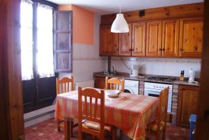 una cocina con mesa y mantel. en Casa Sara, en Colombres