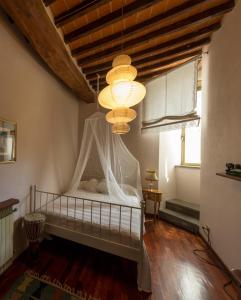 een slaapkamer met een bed met een klamboe bij La Casa del Viaggiatore in Castiglion Fiorentino