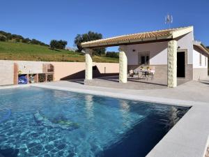 ein Pool vor einem Haus in der Unterkunft Belvilla by OYO Casa Celeste in Villanueva de la Concepción