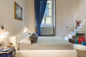 A bed or beds in a room at Residenza D'Epoca Historia Luxury Boutique