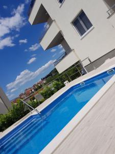 Der Swimmingpool an oder in der Nähe von Apartments Diamond