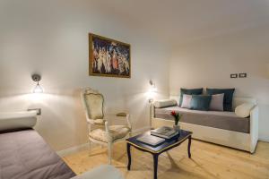 A seating area at Residenza D'Epoca Historia Luxury Boutique