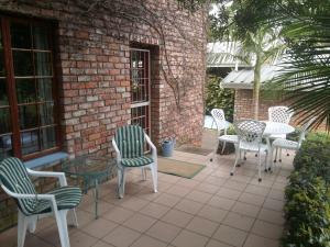 Un grupo de sillas y una mesa en un patio. en 57 on Plover, en George
