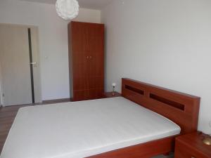 コウォブジェクにあるApartamenty Iz-Mirのベッドルーム1室(白いマットレス付きのベッド1台付)