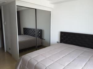 A bed or beds in a room at Central Pattaya Apartments