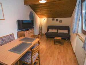 een woonkamer met een tafel en een bank bij Residence Rebgut in Tesimo
