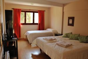 Pura Vida Hosteria tesisinde bir odada yatak veya yataklar