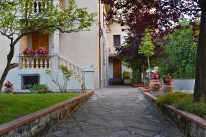 Una pasarela que conduce a una casa con balcón en Il piccolo ristoro, en Arezzo