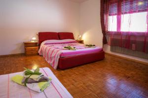 a bedroom with a bed with bananas on it at Albergo Diffuso "Col Gentile" Socchieve in Priuso