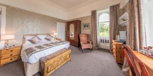 Un pat sau paturi într-o cameră la Craigard House Hotel