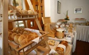 ドルンビルンにあるホテル ビショッフのパンの盛り合わせが並ぶ部屋