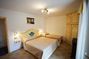 a bedroom with two beds in a room at Al Geranio B&B in Furore