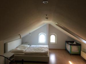 Een bed of bedden in een kamer bij Ferienwohnung Tonberg 4