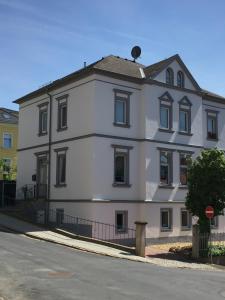 ein großes weißes Gebäude an der Straßenseite in der Unterkunft Ferienwohnung Tonberg 4 in Meißen