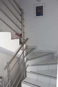 klatka schodowa ze stali nierdzewnej i białymi ścianami w obiekcie Apartment Marica w Medulinie