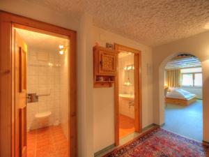 Ein Badezimmer in der Unterkunft Hotel Der Silbertaler