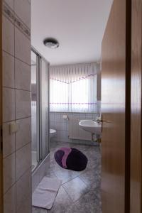 ein Badezimmer mit einem Waschbecken, einem WC und einer Badewanne in der Unterkunft Ferienwohnung Arnold in Burkardroth