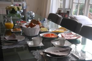 een tafel met borden met voedsel op een tafel bij De Hagmolenbeek Boekelo in Boekelo
