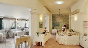 una mujer está sentada en una mesa en una habitación en Hotel Rosa Dei Venti, en Lerici