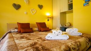 una camera da letto con un letto grande con asciugamani sopra di B & B La Magia a Iglesias