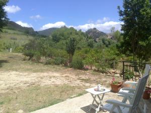 eine Terrasse mit 2 Stühlen und einem Tisch mit Aussicht in der Unterkunft Casa Gelferraro in Calatafimi