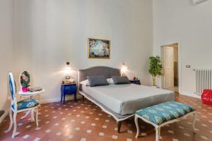 A bed or beds in a room at Residenza D'Epoca Historia Luxury Boutique