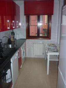 Apartamento La Gloria في Gibaja: مطبخ صغير مع حوض وطاولة