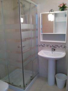łazienka z prysznicem i umywalką w obiekcie Apartamento Dicar w mieście Foz +11 zdjęć
