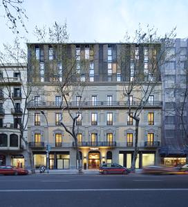 un gran edificio con coches estacionados frente a él en Vincci Gala, en Barcelona