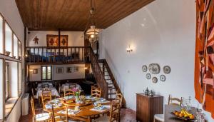 Neochori的住宿－Arxontiko Mytilineou - Skretaion，一间带桌子和螺旋楼梯的用餐室