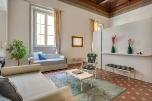 A seating area at Residenza D'Epoca Historia Luxury Boutique