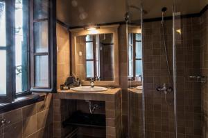 Koupelna v ubytování Arxontiko Mytilineou - Skretaion + 31 fotografií