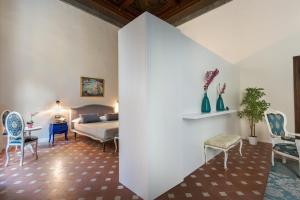 A bed or beds in a room at Residenza D'Epoca Historia Luxury Boutique