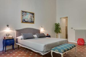 A bed or beds in a room at Residenza D'Epoca Historia Luxury Boutique